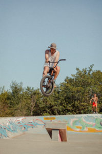 portrait de un homme avec bmx à Royan Rochefort La Rochelle