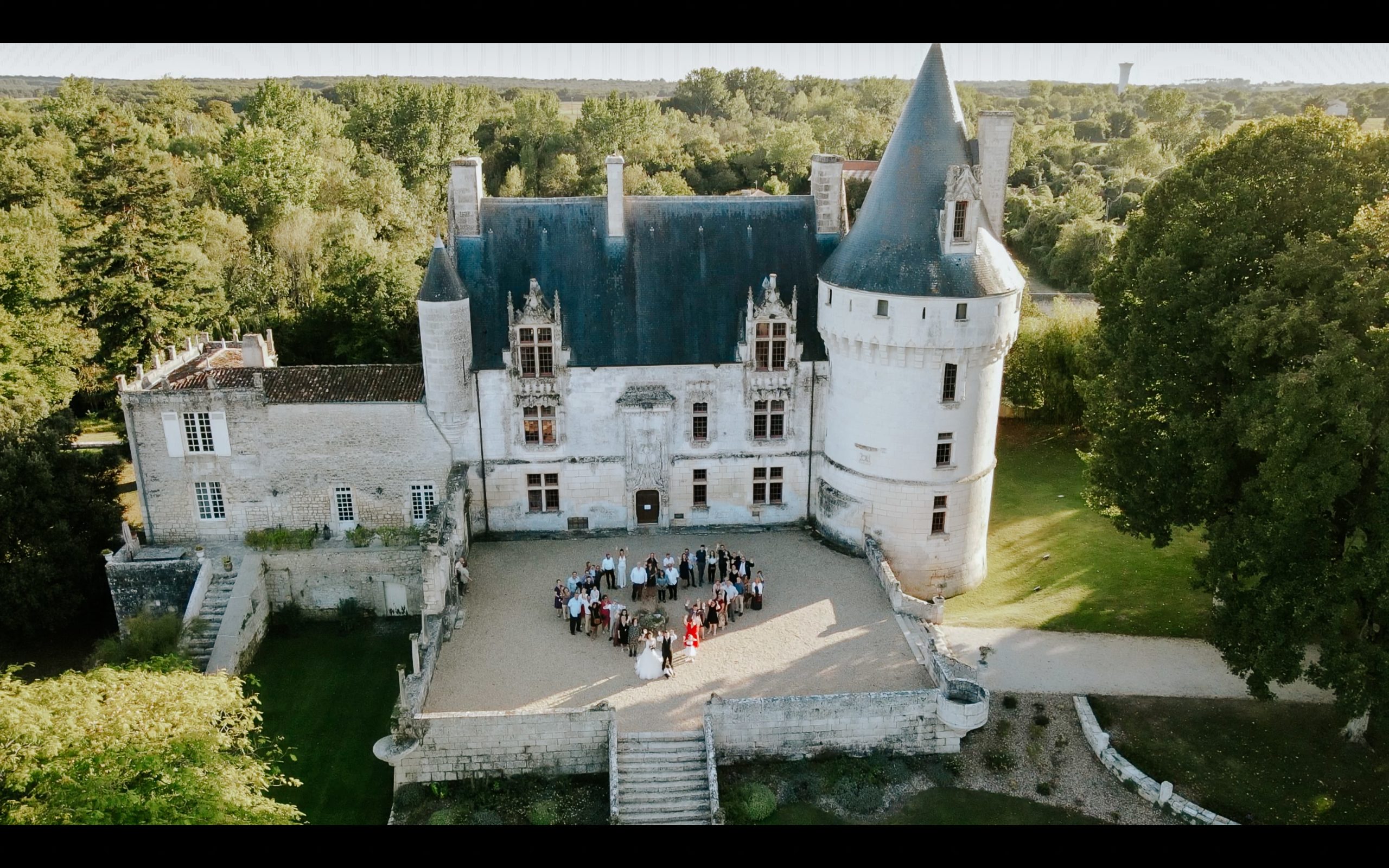 Photos chateau de crazanne en drone